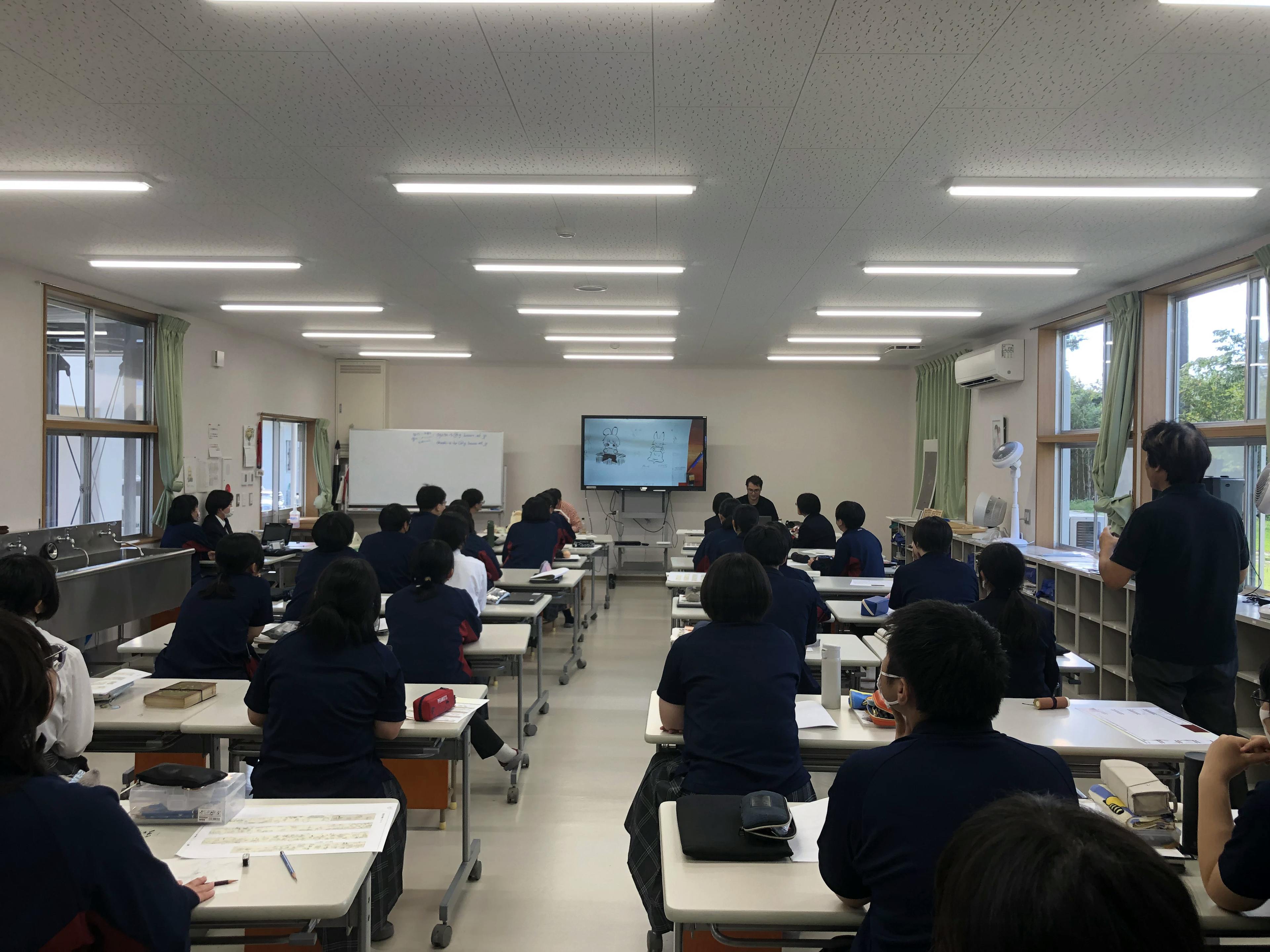 تم تقديم قسم المانجا بمدرسة تاكاموري الثانوية في برنامج "السؤال الكبير لـ 100 مليون شخص على قناة Nippon Television!؟ ابتسم والتقط الصور!"